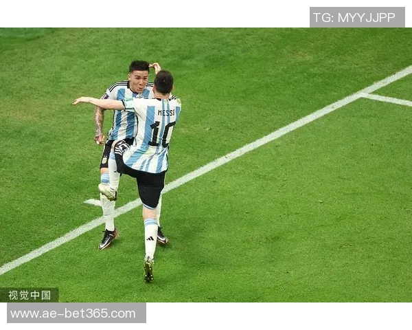 在那不勒斯进球后恩佐向马拉多纳致敬永远铭记传奇之光